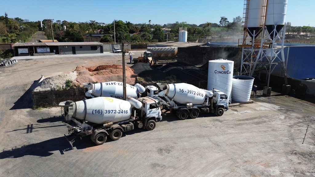 Caminhões betoneira da CONCRECIA carregando sob os silos da central dosadora em Ribeirão Preto